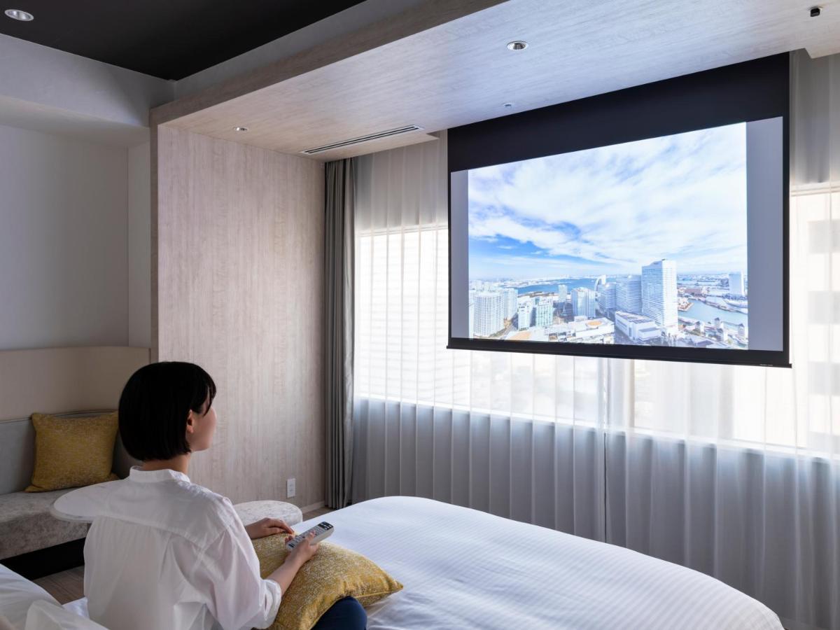 Mitsui Garden Hotel Yokohama Minatomirai Premier Exterior foto A motorized projection screen