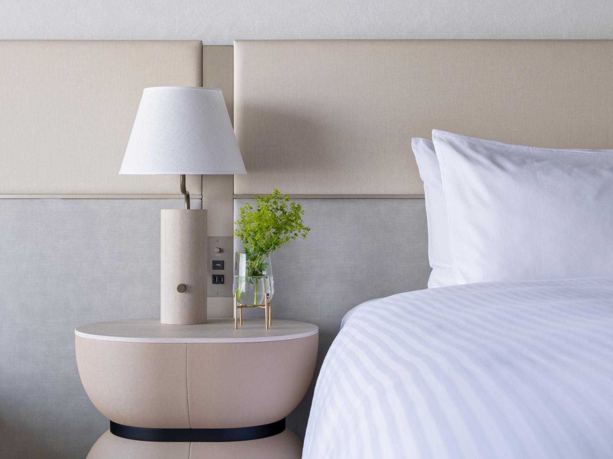 Mitsui Garden Hotel Yokohama Minatomirai Premier Exterior foto A bedside table